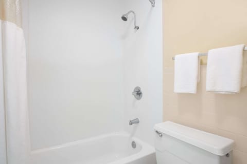 Combined shower/tub, free toiletries, hair dryer, towels