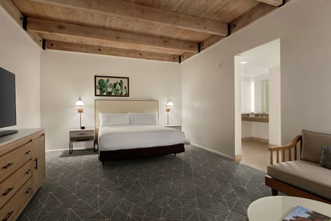 Premium bedding, down comforters, in-room safe, blackout drapes