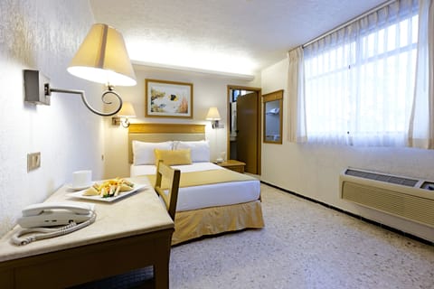 Standard Room | In-room safe, desk, blackout drapes, iron/ironing board