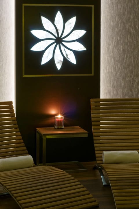 Couples treatment rooms, sauna, hot tub, steam room, hot springs