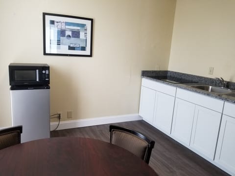 Efficiency, Suite, 1 King Bed, Non Smoking | Private kitchen | Fridge, microwave