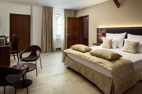 Connected Deluxe Rooms | Premium bedding, memory foam beds, minibar, in-room safe