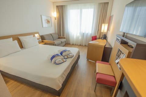 Executive Room, 1 King Bed with Sofa bed, Sea View | Premium bedding, minibar, in-room safe, desk