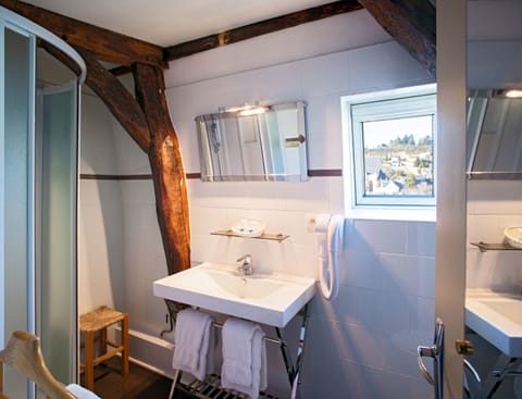 Combined shower/tub, free toiletries, hair dryer, towels