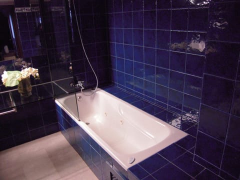 Suite | Bathroom | Hair dryer, towels