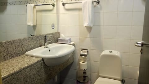 Combined shower/tub, free toiletries, slippers, towels