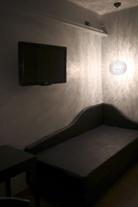 Classic Triple Room | Minibar, in-room safe, desk, blackout drapes