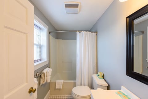 Room, 1 Queen Bed, Non Smoking, Ocean View | Bathroom | Free toiletries, hair dryer, towels