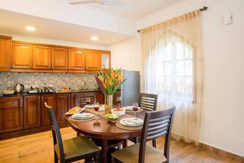 4 bedroom Royal Jacuzzi Villa | Dining room