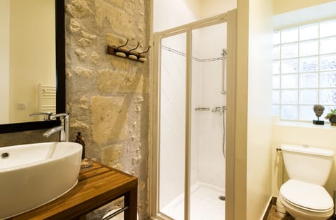 Triple Room | Bathroom | Shower, rainfall showerhead, towels