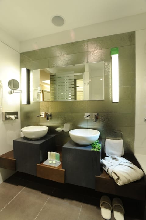 Superior Double Room, Marina View | Bathroom | Bathtub, rainfall showerhead, free toiletries, hair dryer