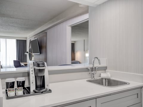 Suite, 1 Bedroom | Premium bedding, desk, blackout drapes, iron/ironing board