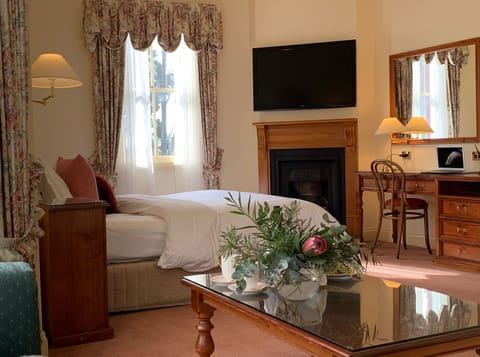 Heritage Spa and Fireplace Room | Premium bedding, pillowtop beds, desk, laptop workspace