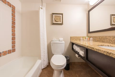 Double Double | Bathroom | Combined shower/tub, free toiletries, hair dryer, towels