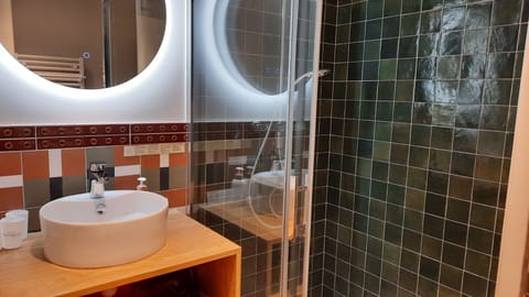 Studio Suite | Bathroom | Deep soaking tub, towels