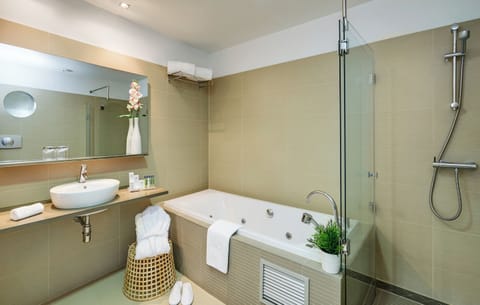 Junior Suite | Bathroom | Free toiletries, hair dryer, bidet, towels