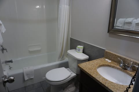 Standard Room, 1 Queen Bed, Non Smoking | Bathroom | Combined shower/tub, free toiletries, hair dryer, towels