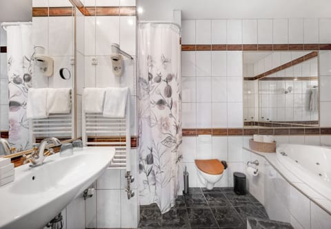 Suite | Bathroom | Shower, free toiletries, hair dryer, towels