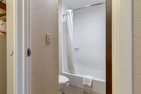 Standard Room, 2 Double Beds, Non Smoking | Bathroom | Combined shower/tub, hair dryer, towels