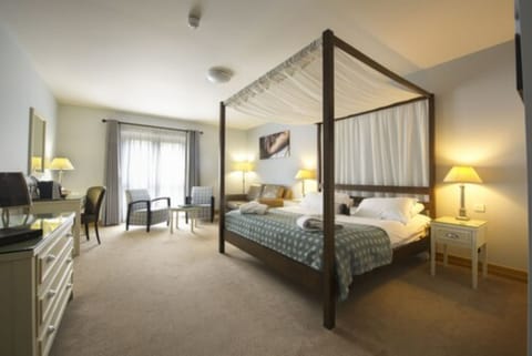 Luxury/Feature Double Room | Desk, iron/ironing board, cribs/infant beds, rollaway beds