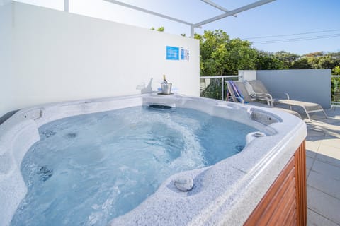 Three Bedroom Villa with Spa | Private spa tub