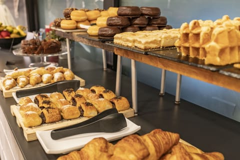 Daily buffet breakfast (EUR 15 per person)