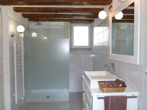 Suite, 2 Bedrooms | Bathroom | Shower, hydromassage showerhead, free toiletries, hair dryer