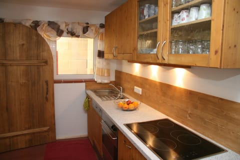 Family Apartment (Gewölbekeller) | Private kitchen | Full-size fridge, microwave, oven, stovetop