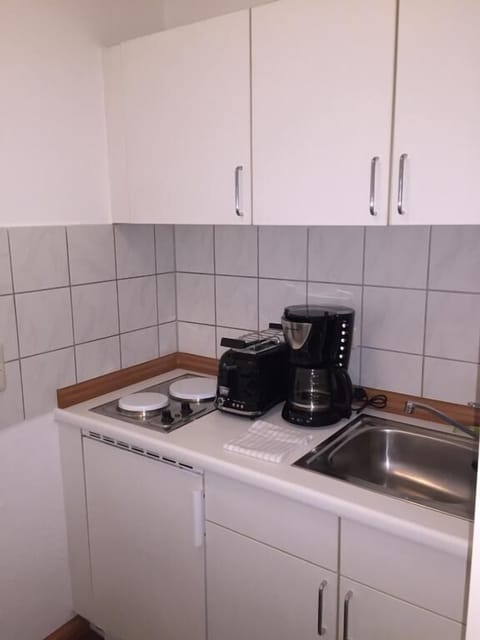 Fridge, stovetop, coffee/tea maker, electric kettle