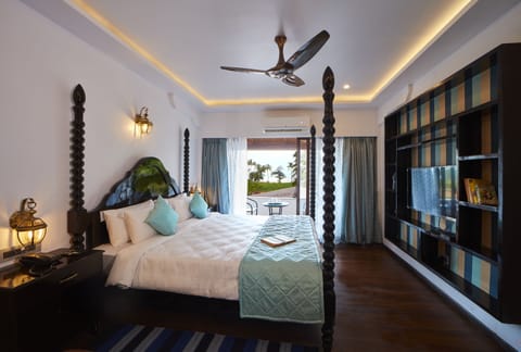 Royal Double Room, 1 King Bed, Ocean View, Oceanfront | Premium bedding, minibar, in-room safe, individually decorated