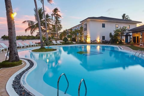 Outdoor pool, sun loungers