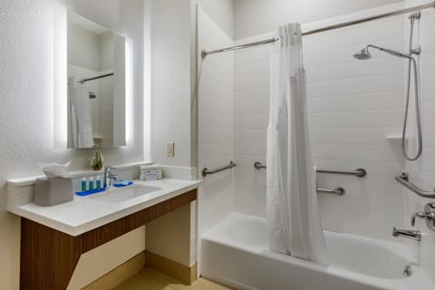 Combined shower/tub, free toiletries, hair dryer, towels