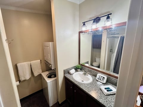 Deluxe Hotel Studio, Kitchen  | Bathroom | Shower, hydromassage showerhead, towels