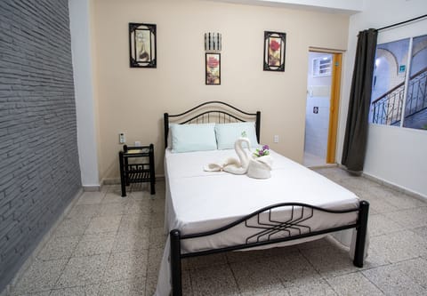 3 bedrooms, Egyptian cotton sheets, premium bedding, minibar