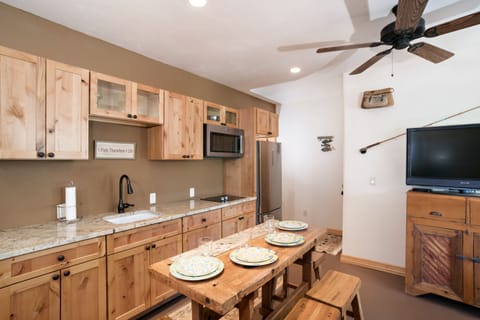 Kitchen with breakfast bar