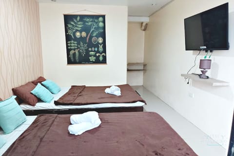Family Room | Desk, free WiFi, bed sheets