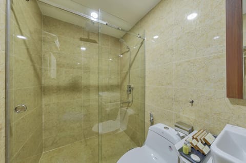 Superior Room, City View | Bathroom | Free toiletries, hair dryer, bathrobes, slippers