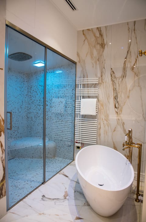 Presidential Suite | Bathroom | Eco-friendly toiletries, hair dryer, slippers, bidet