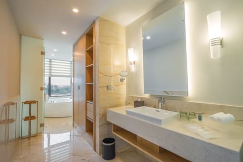 Executive Suite | Bathroom | Combined shower/tub, deep soaking tub, free toiletries, hair dryer