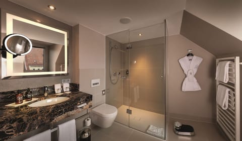 Classic Room, 1 King Bed | Bathroom | Designer toiletries, hair dryer, bathrobes, slippers