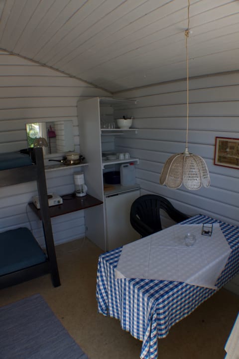 Basic Cabin (Shared Bathroom) | Private kitchenette | Fridge, cookware/dishes/utensils