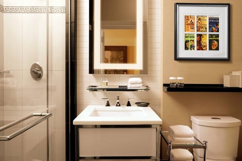 Deluxe Suite, 1 Double Bed, Smoking | Bathroom | Shower, designer toiletries, hair dryer, bathrobes
