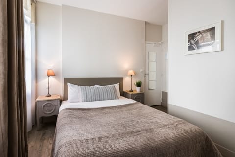 Desk, soundproofing, iron/ironing board, free WiFi