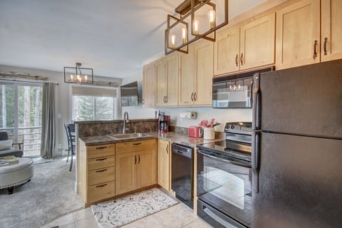 Premier Condo, 1 Bedroom, Hot Tub, Mountain View | Private kitchen | Fridge, microwave, coffee/tea maker