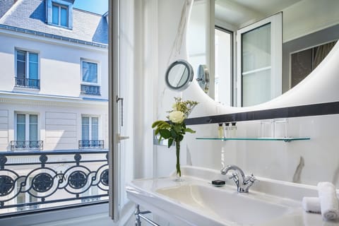 Luxury Suite | Bathroom | Free toiletries, hair dryer, bathrobes, slippers