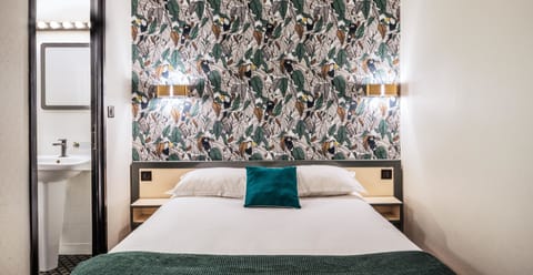 Without Natural Light Room | Desk, blackout drapes, soundproofing, free cribs/infant beds