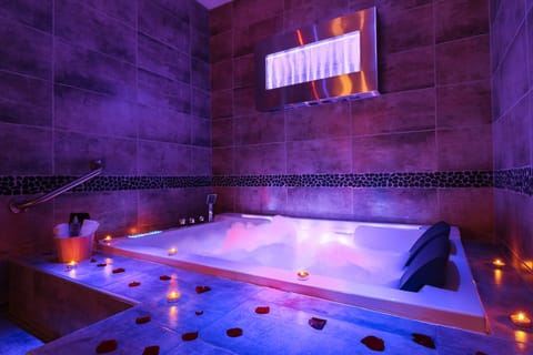 Romantic Suite, Hot Tub (La Vintage) | Deep soaking bathtub