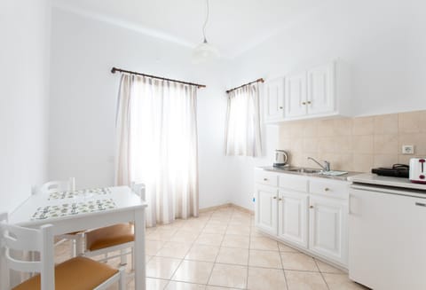 Basic Double or Twin Room, Sea View | Private kitchenette | Fridge, stovetop, coffee/tea maker, electric kettle