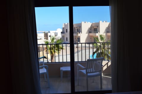 Deluxe suite with Pool View, 1 Bedroom, kitchen, living | 1 bedroom, Egyptian cotton sheets, premium bedding, pillowtop beds