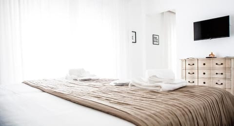 Suite, 1 King Bed with Sofa bed | Frette Italian sheets, premium bedding, pillowtop beds, minibar